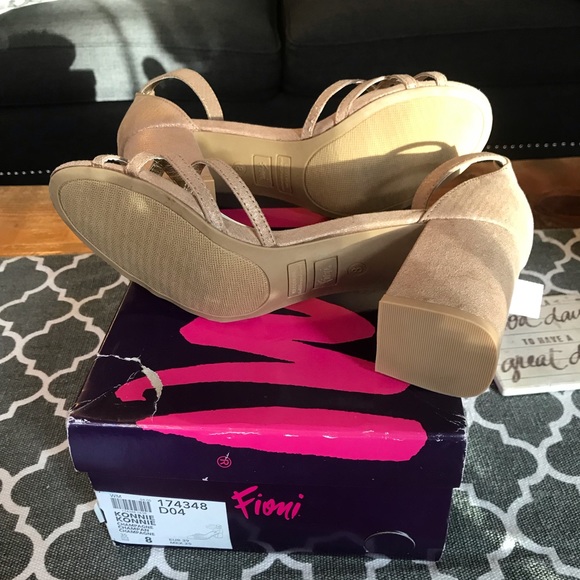 ⚡️🧜🏽♀️ Fioni Chunky Heel Sandals - Picture 4 of 8